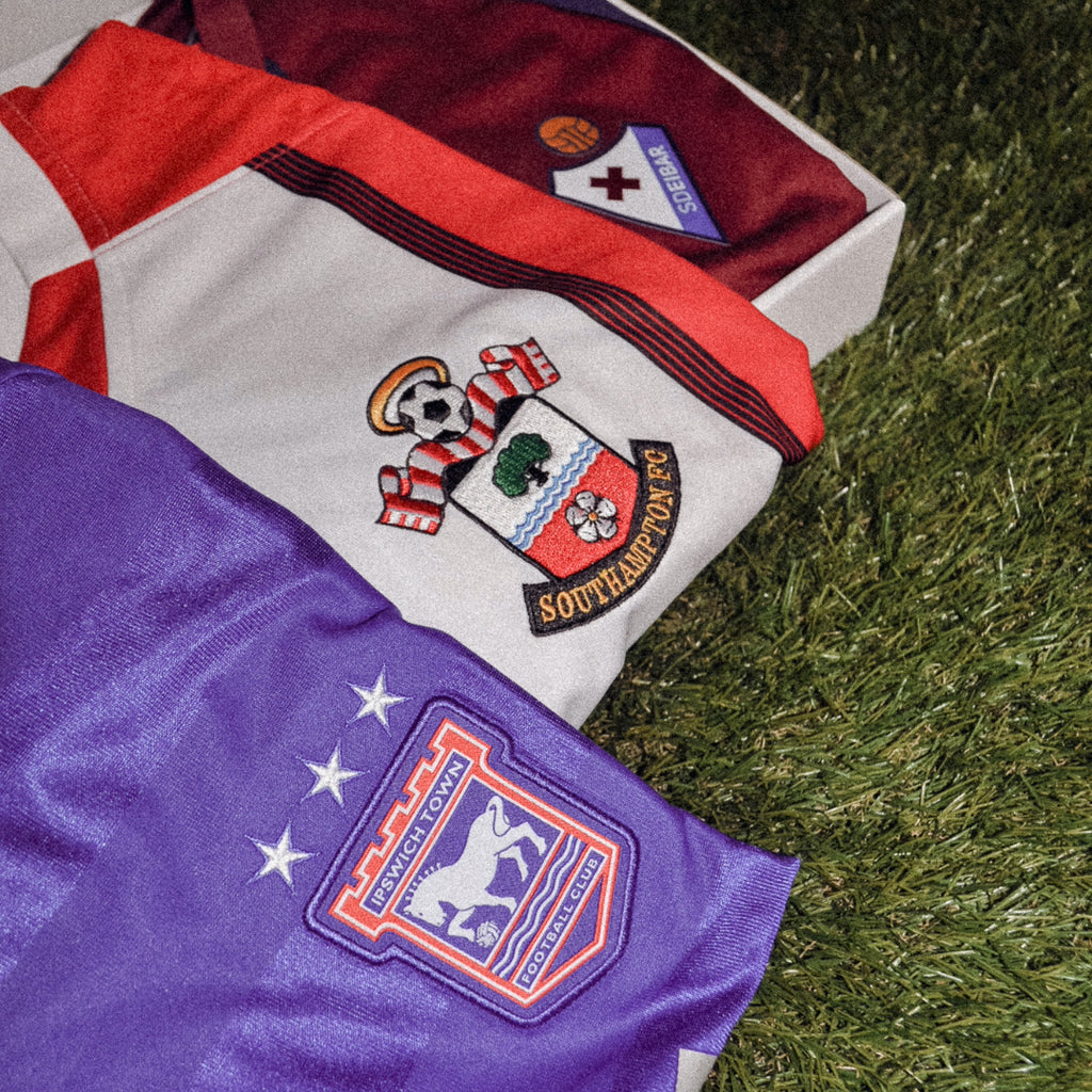 De vintage mysteriebox met voetbalshirts 2015-2019